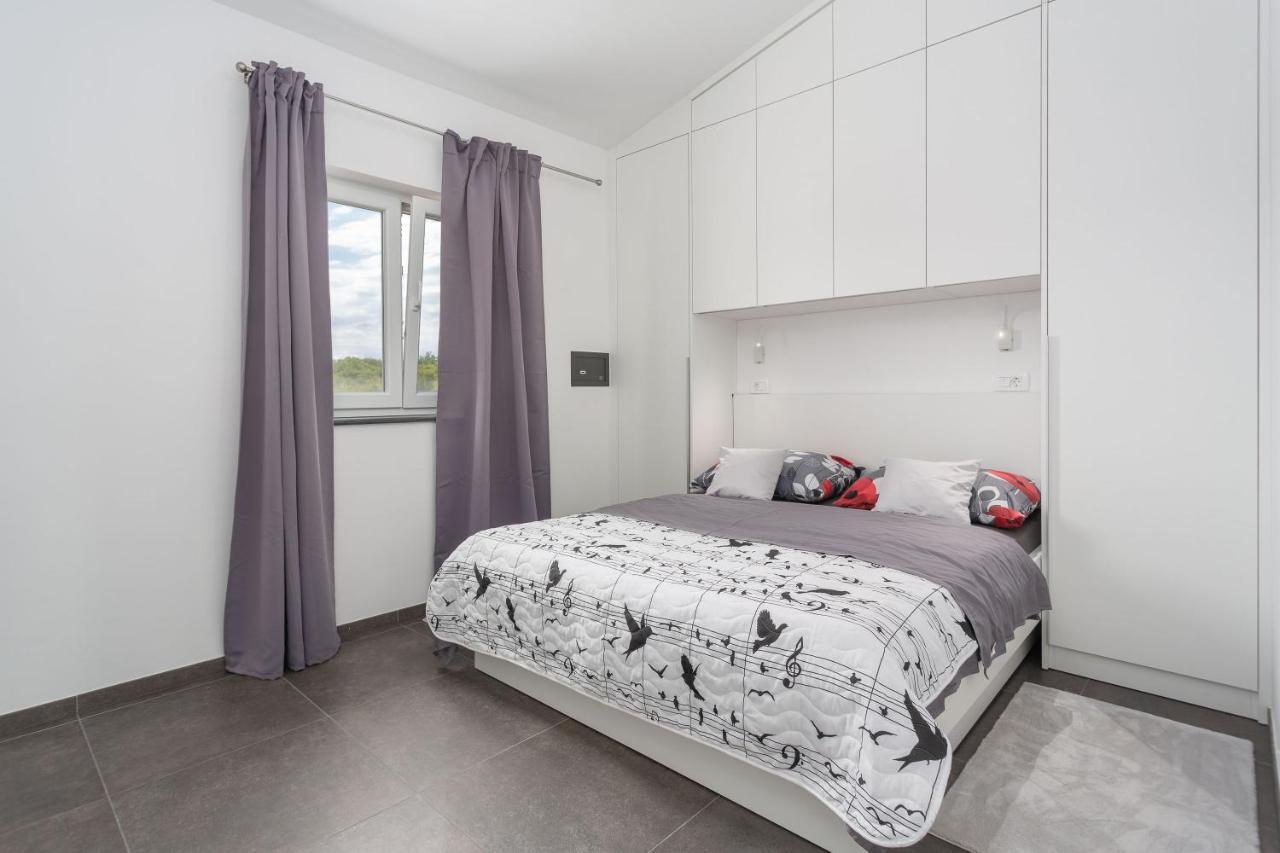 Gallery Apartment In Skrbčići Kültér fotó